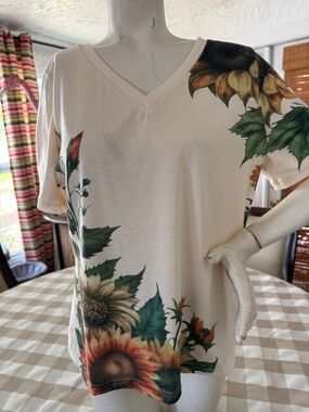 V-Neck Sunflower Print Women’s Top - Cream